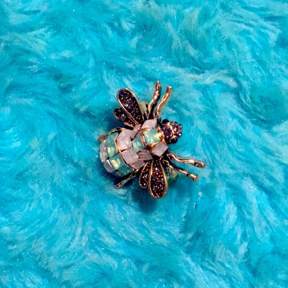 Jewelry - Stunning bee pin brooche